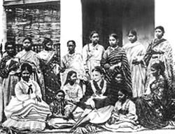 Annette Akroyd with the Student of Hindu Mahila Vidyalaya