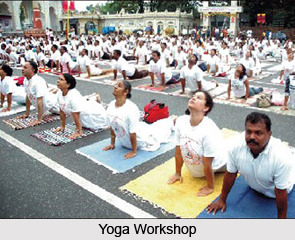 Aparigrahasthaitye jantnakalhamta sambodhah, Patanjali Yoga Sutra