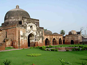 Kabuli Bag Mosque, Indian Sculptures