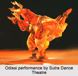 Odissi performance by Sutra Dance Theatre
