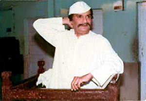Prabhakar Vishnu Panshikar, Indian Theatre Personality in To Mi Navhech